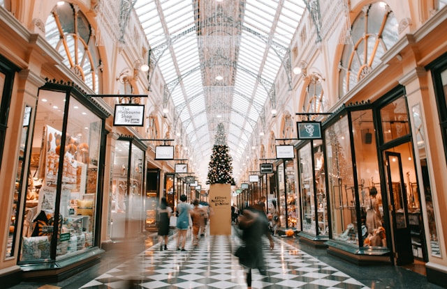 Kunder strosar genom en butiksgalleria