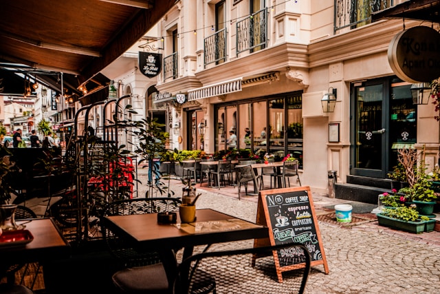 Uteservering med griffeltavla utanför ett café