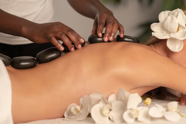 Hot stone-behandling på ett spa